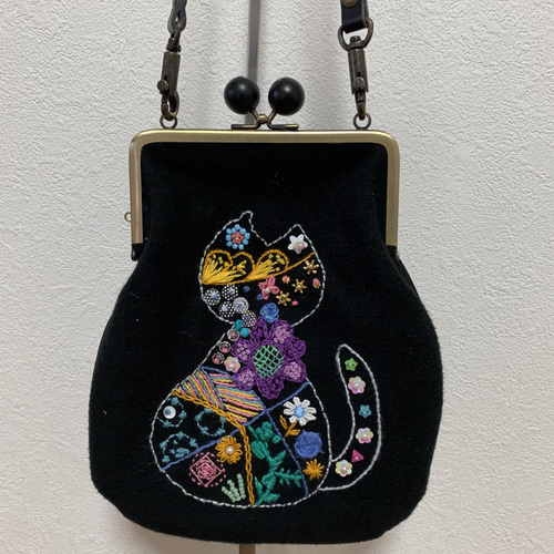 猫刺繍×ビーズ がま口ショルダーバッグ 黒 (ブラック) ポシェット  