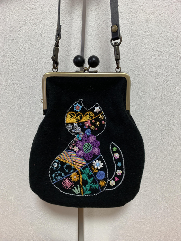 猫刺繍×ビーズ がま口ショルダーバッグ 黒 (ブラック) ポシェット
