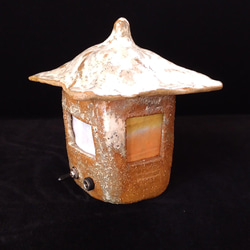 和紙と陶器の灯り・とんがり屋根の灯篭 2枚目の画像