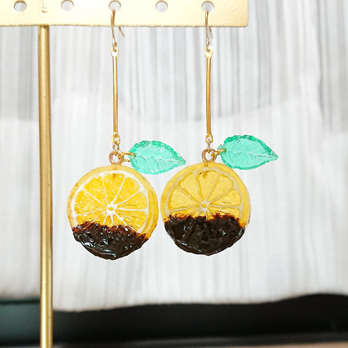 輪切りレモンの耳飾り～チョコレートがけ～ ピアス・イヤリング （UV
