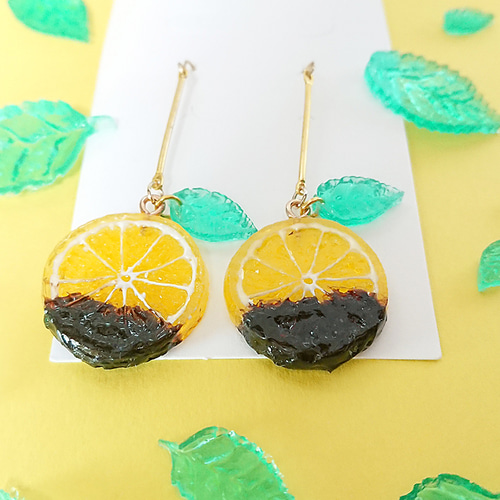輪切りレモンの耳飾り～チョコレートがけ～ ピアス・イヤリング （UV