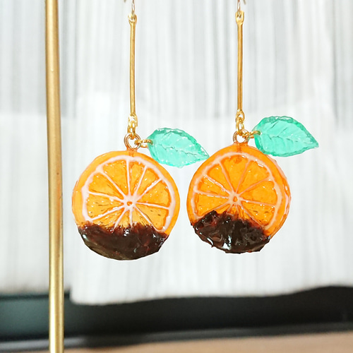 輪切りミカンの耳飾り～チョコレートがけ～ ピアス・イヤリング （UV