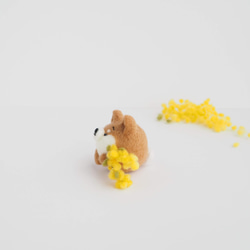 【受注製作】まゆ柴犬がミモザを贈ります。(赤柴・黒柴・白柴)　羊毛フェルト 3枚目の画像