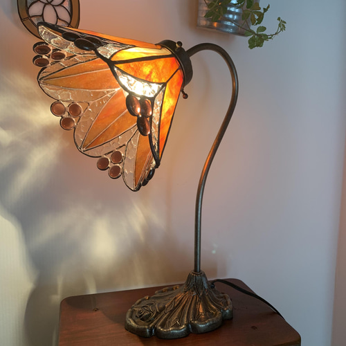 ステンドグラスランプ《リリー》オレンジ スタンドライト・テーブル