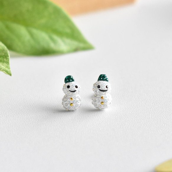 緑の帽子の雪だるま】ピアス・イヤリング｜プレシオサ使用 受注生産