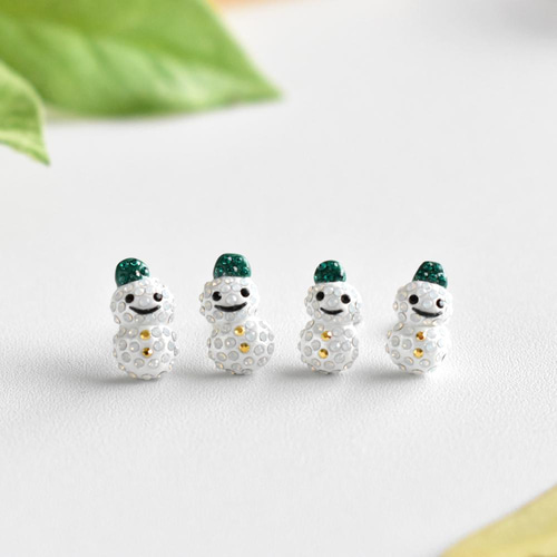 再販❣️ニット帽 キラキラ雪だるま＆ベアとXmasカラー ポンポンのピアス♡ 再販❣️ニット帽 キラキラ雪だるま＆ベアとXmasカラー ポンポンのピアス♡