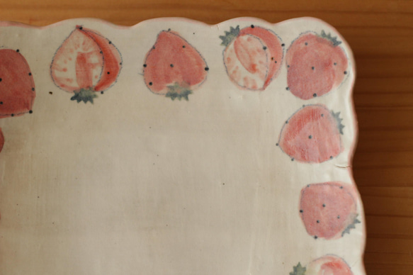* 在翻譯中 草莓粉的方形褶邊板。 第3張的照片