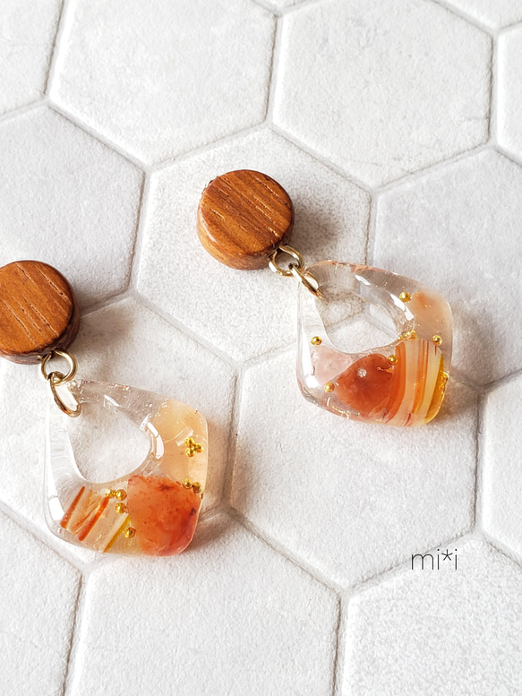 【送料無料】*◇ウッドビーズと レジンピアス・イヤリング◇*金属アレルギー対応・サージカルステンレス使用 4枚目の画像