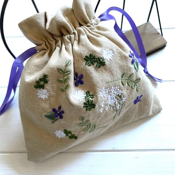 丸洗いできる ボタニカルすみれ刺繍の巾着ポーチ ハーフリネン 巾着袋