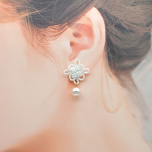 受注制作】吉祥結びのピアス・イヤリング（白・ホワイト） 和風 中華風  