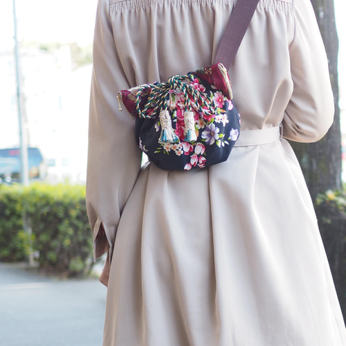 艶やかな台湾花布と猫耳が彩る、ボディバッグ仕様の猫型バッグ｜絹耳