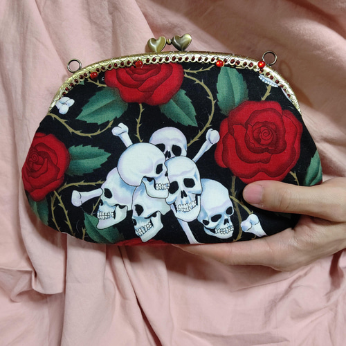 薔薇とドクロ☆がま口 ポーチ クラッチバッグ☆アレキサンダーヘンリー  