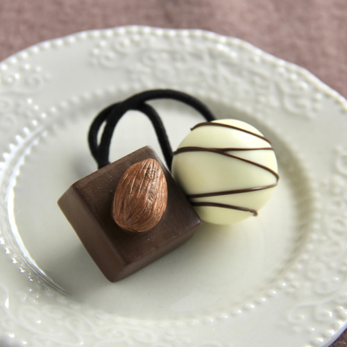 ハンドメイド ♡ アーモンドチョコのヘアゴム ハンドメイド ♡ アーモンドチョコのヘアゴム