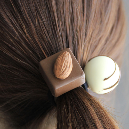 ボンボンショコラのヘアゴム（アーモンド＆ホワイトチョコレート 