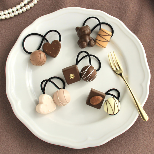 ハンドメイド ♡ アーモンドチョコのヘアゴム ハンドメイド ♡ アーモンドチョコのヘアゴム