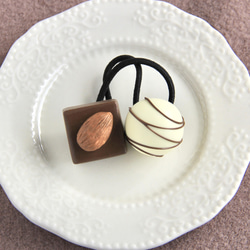 ハンドメイド ♡ アーモンドチョコのヘアゴム ハンドメイド ♡ アーモンドチョコのヘアゴム