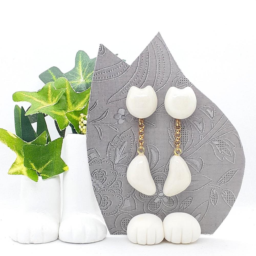 にゃんが揺れる！猫の大振りピアス ≪サージカルステンレス≫白猫