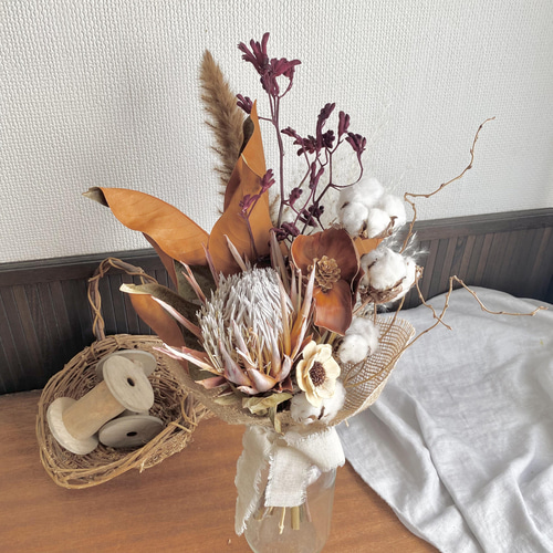 ドライフラワーブーケ　スワッグ　パームフラワーとキングプロテアパンパスNo.40 キングプロテア入ドライフラワースワッグ | flower color's