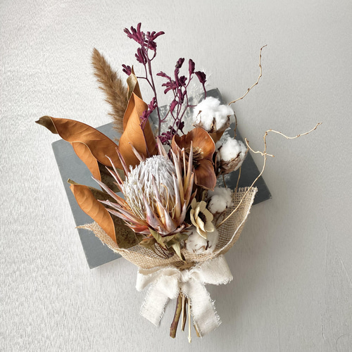 キングプロテアとタイサンボクのドライフラワースワッグ/ミニブーケ