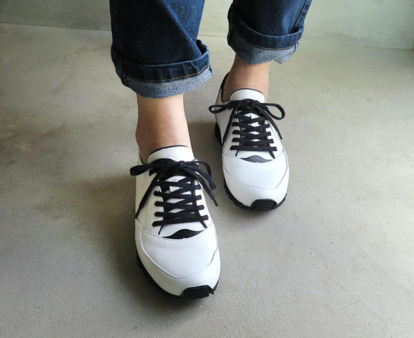 【モノトーンカラー】スリムなのにゆったりな履き心地！ユニセックスデザインの本革大人スニーカー 1枚目の画像