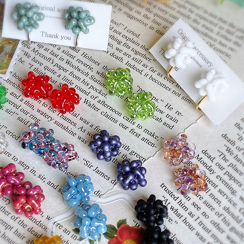 カラーが楽しい！ チェコ ファルファーレビーズのシンプルな粒々ピアス