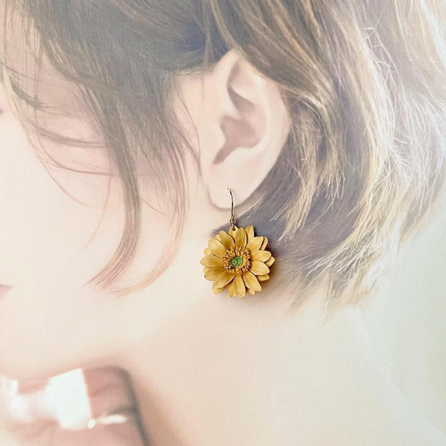 ガーベラ*革花ピアス イヤリング/イエロー/揺れる 大きめ レザー