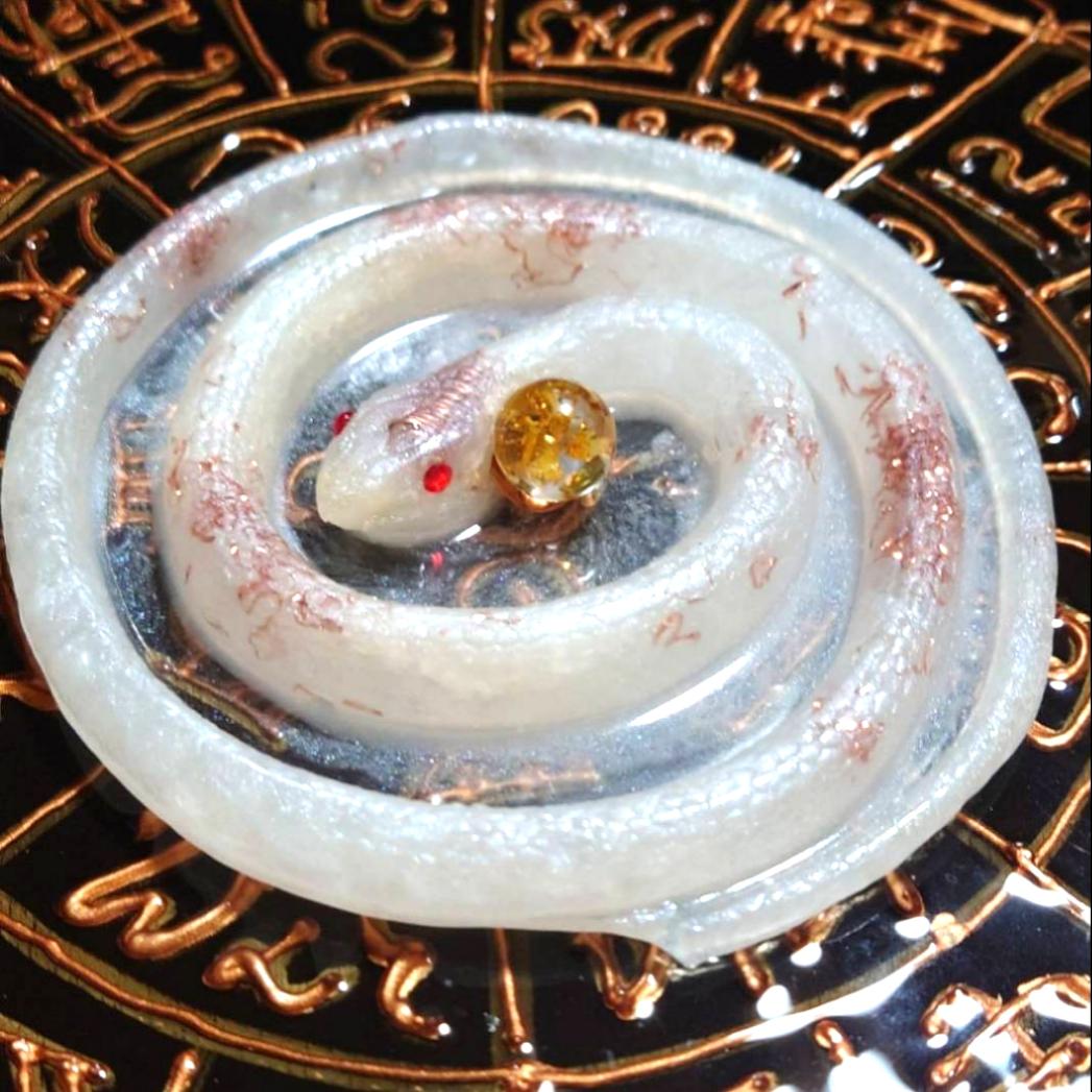 蛇の抜け殻、水晶入りアルビノ白蛇様オルゴナイト 立体