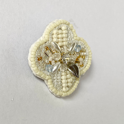 しあわせの四つ葉のクローバー ビーズ刺繍ブローチ ブローチ