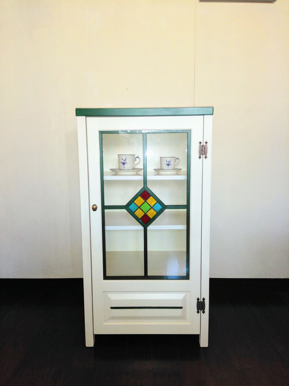 ステンドグラス入りキャビネット　緑の ライン　白色　食器棚　飾り棚　高さ85cm 2枚目の画像