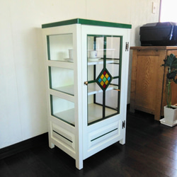 ステンドグラス入りキャビネット　緑の ライン　白色　食器棚　飾り棚　高さ85cm 1枚目の画像