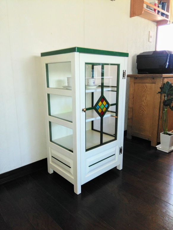 ステンドグラス入りキャビネット　緑の ライン　白色　食器棚　飾り棚　高さ85cm 1枚目の画像