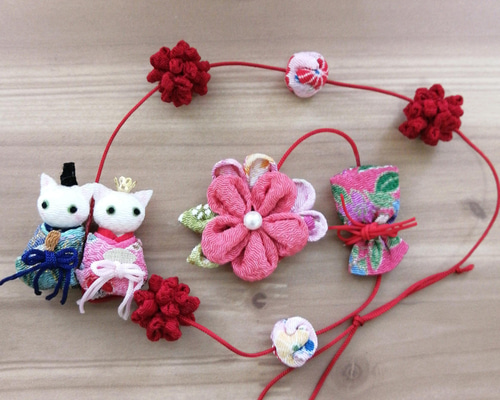 ちりめん細工さげもん 白猫のお雛様一本吊るし飾り くくり玉ちりめん玉