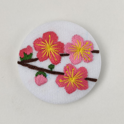 梅の花刺繍ブローチ ブローチ かなちゃん手刺繍工房 通販｜Creema