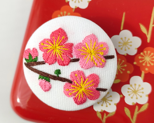 花瓶に活けた梅の花の刺繍作品 花瓶に活けた梅の花の刺繍作品