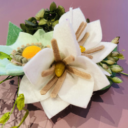 フェルト　花　クチナシとアネモネのコサージュ　ブローチ　ドライフラワー　紫陽花　入学式 5枚目の画像