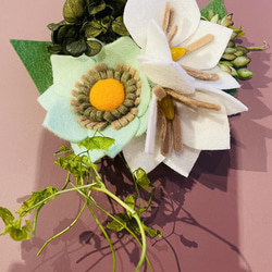 フェルト　花　クチナシとアネモネのコサージュ　ブローチ　ドライフラワー　紫陽花　入学式 1枚目の画像