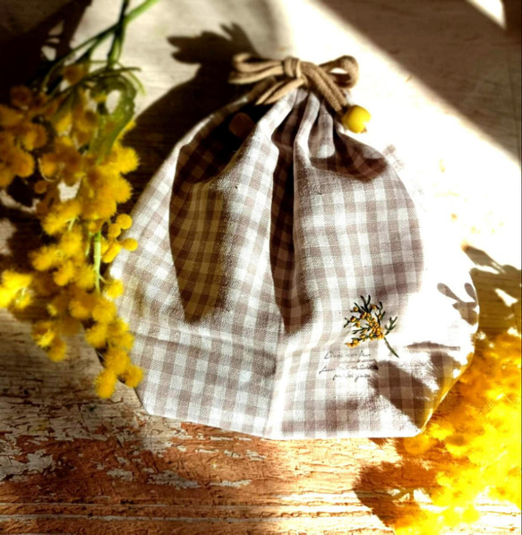 手刺繍入*クラシックミモザの巾着袋（コップ袋）【春の入園・入学に】 2枚目の画像