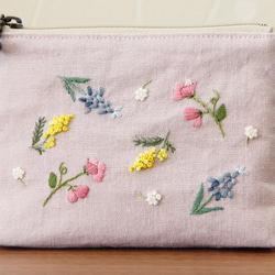 ティッシュポーチ　刺繍　　春の花アソート　ペールピンク 4枚目の画像