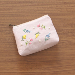 ティッシュポーチ　刺繍　　春の花アソート　ペールピンク 1枚目の画像