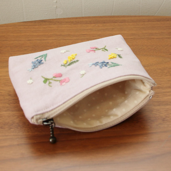 ティッシュポーチ　刺繍　　春の花アソート　ペールピンク 6枚目の画像