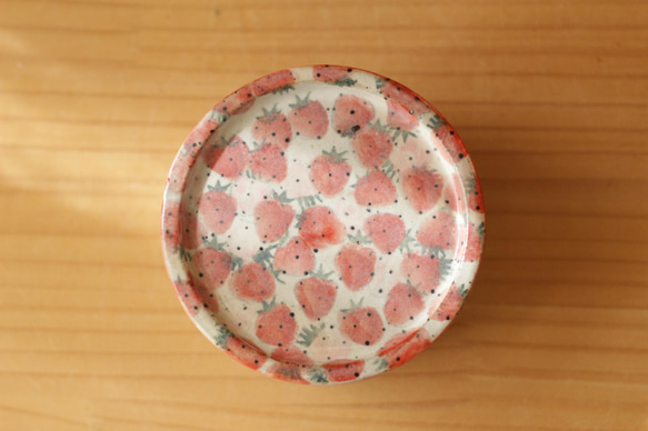粉引き赤とピンクのイチゴのバターケース。 3枚目の画像