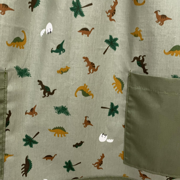 かわいい恐竜がいっぱいなスモックダークカーキ 長袖  110 男の子 2枚目の画像