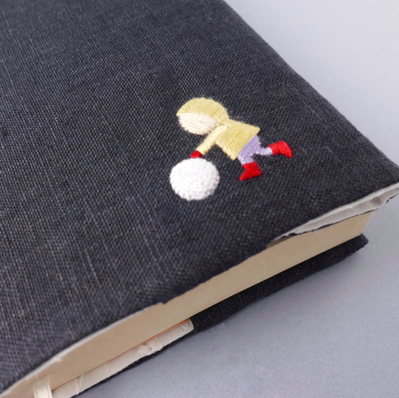 〈名入れ〉雪降る朝にゆきだるま　リネンの手刺繍ブックカバー 15枚目の画像