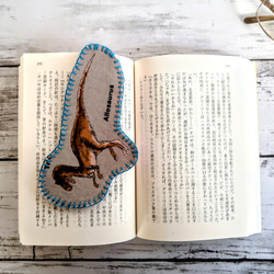 恐竜シリーズ　アロザウルスのしおり　ブックマーク　フェルト　手縫いの刺繍　 3枚目の画像