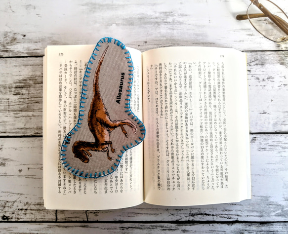 恐竜シリーズ　アロザウルスのしおり　ブックマーク　フェルト　手縫いの刺繍　 3枚目の画像