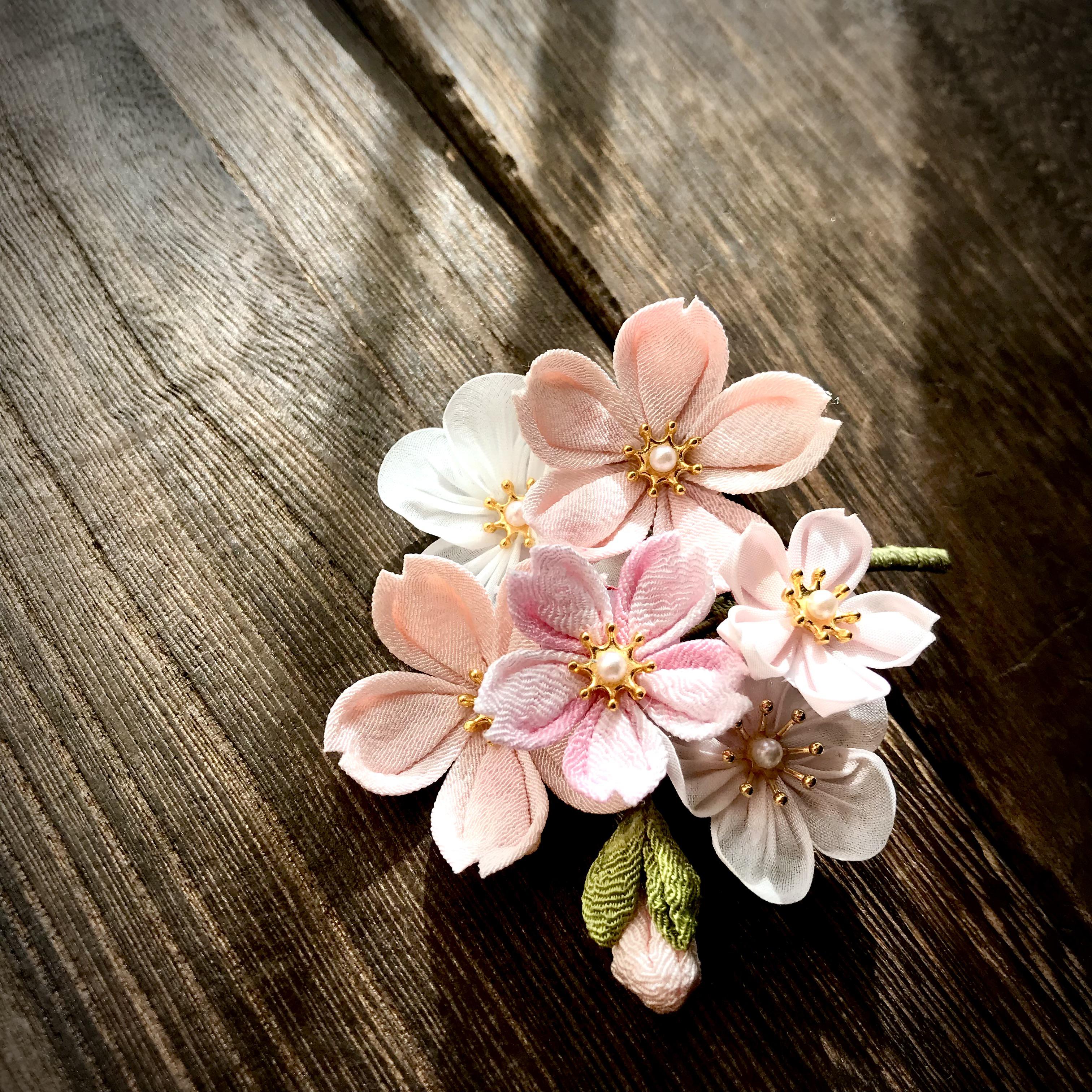 可愛いピンクの花柄グラニーバッグ つまみ細工風ブローチがワンポイント がま口付♪