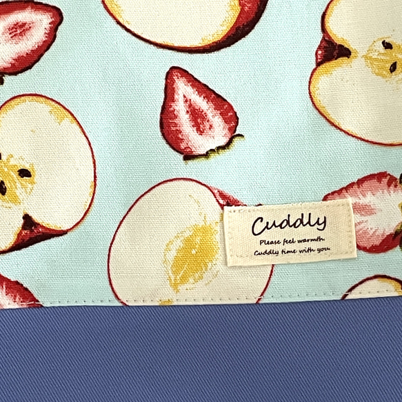 大きめサイズ　とれたて林檎と苺柄レッスンバッグ　ブルー切替　35×45 ループ 3枚目の画像
