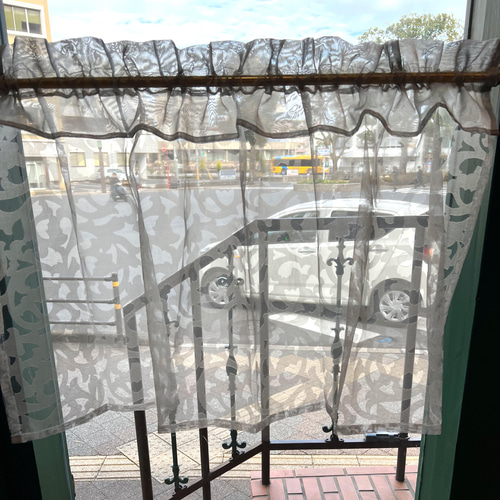 グレーの幾何学模様カフェカーテン カーテン LiSARA 通販 13345828