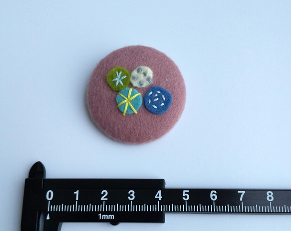 No,930【送料無料】まるいフェルトの刺繍ブローチ(ピンク) 3枚目の画像