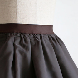 [任何人都可以獲得清晰的輪廓！ ] 歐根紗聚集切換可逆裙子 [Midi 長度] [棕色] 第11張的照片